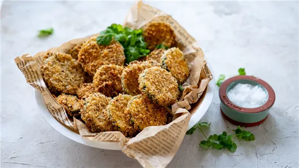 Chipsy z cukinii w parmezanie